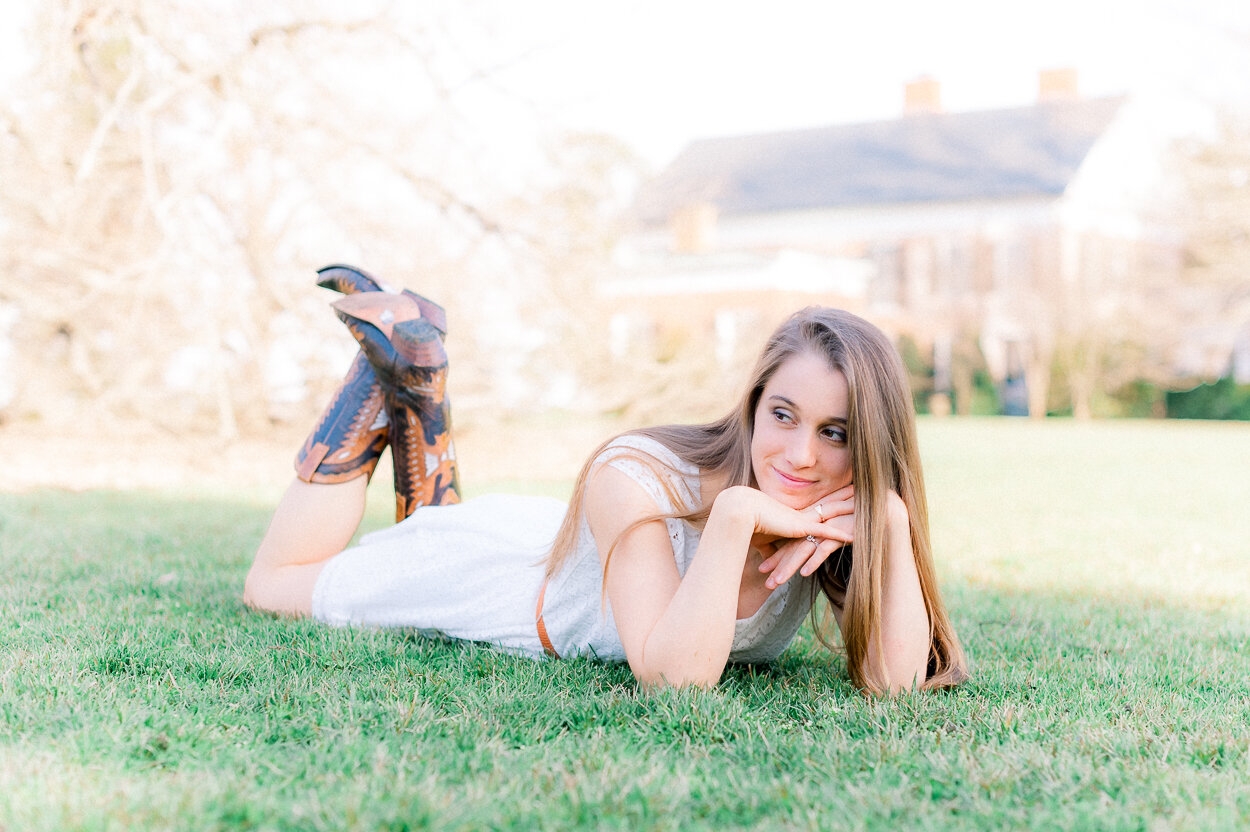 downtownFredericksburg_SeniorPhotos_GraduationPhotos_spring_youseephotography21.jpg
