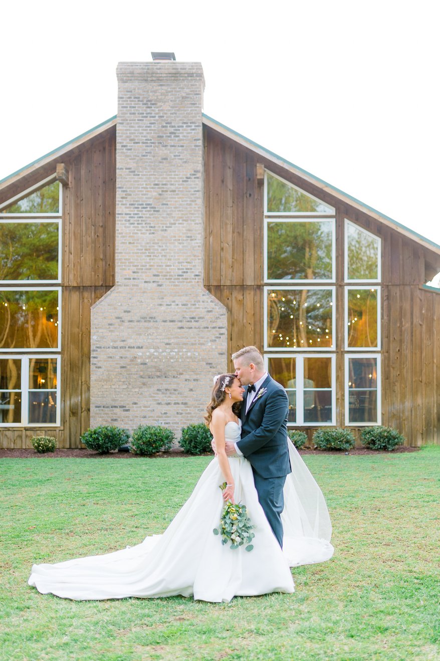 TheBarnAtTimberCreek_Spring_RichmondWeddingphotographer_youseephotography_LauranClint_blog_pic88.jpg