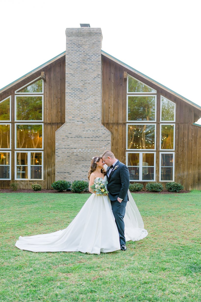 TheBarnAtTimberCreek_Spring_RichmondWeddingphotographer_youseephotography_LauranClint_blog_pic134.jpg