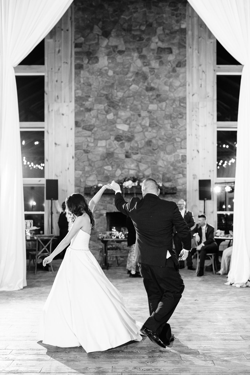 TheBarnAtTimberCreek_Spring_RichmondWeddingphotographer_youseephotography_LauranClint_blog_pic164.jpg