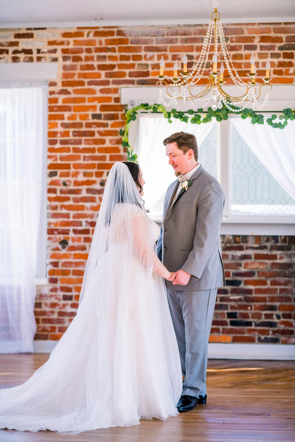 WoolenMill_TheSIlkMill_WinterWedding_FredericksburgWeddingVenue_DowntownFredericksburg_VirginiaWeddingVenue_youseephotography_pic121.jpg