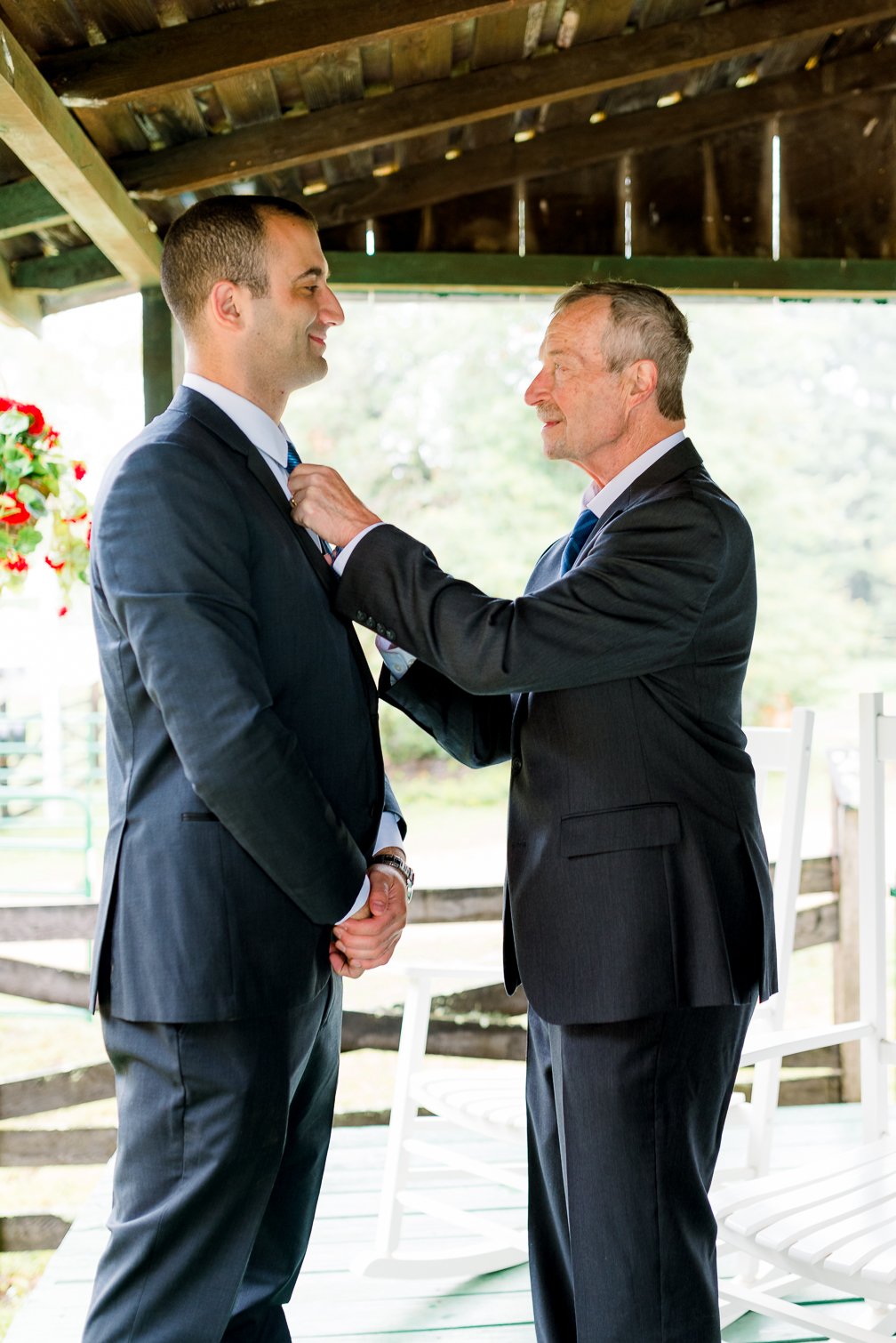 GlasgowFarm_RainWedding_Spring_FredericksburgWeddingphotographer_youseephotography_LeslieNick_blogpic22.jpg