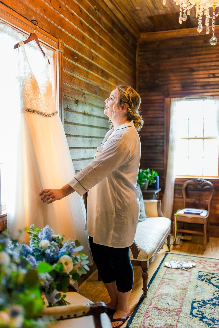 GlasgowFarm_RainWedding_Spring_FredericksburgWeddingphotographer_youseephotography_LeslieNick_blogpic36.jpg