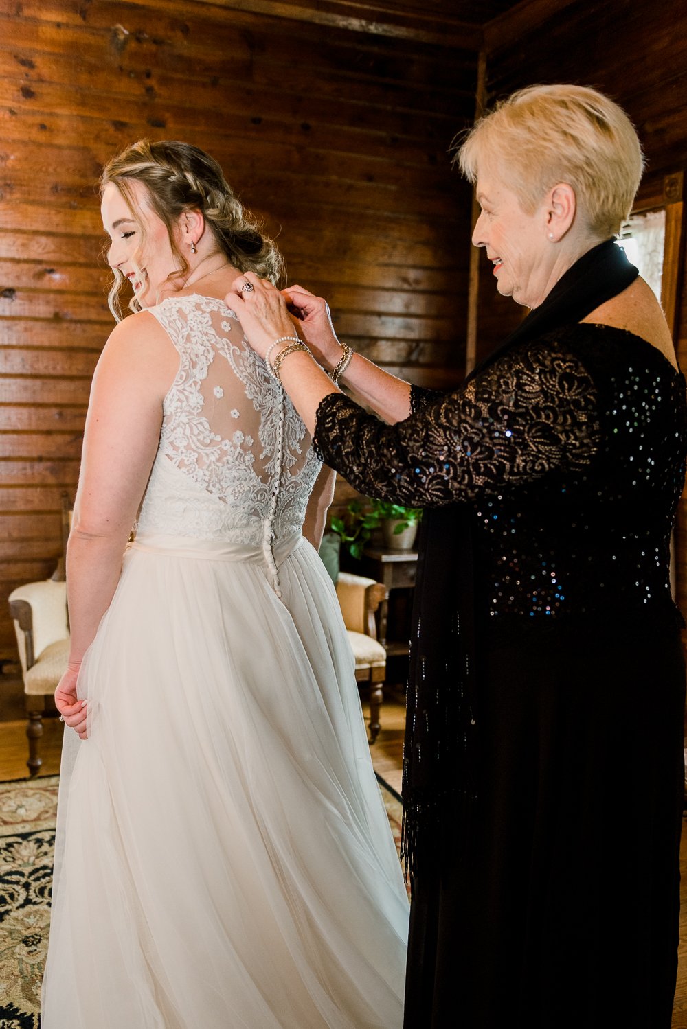 GlasgowFarm_RainWedding_Spring_FredericksburgWeddingphotographer_youseephotography_LeslieNick_blogpic55.jpg