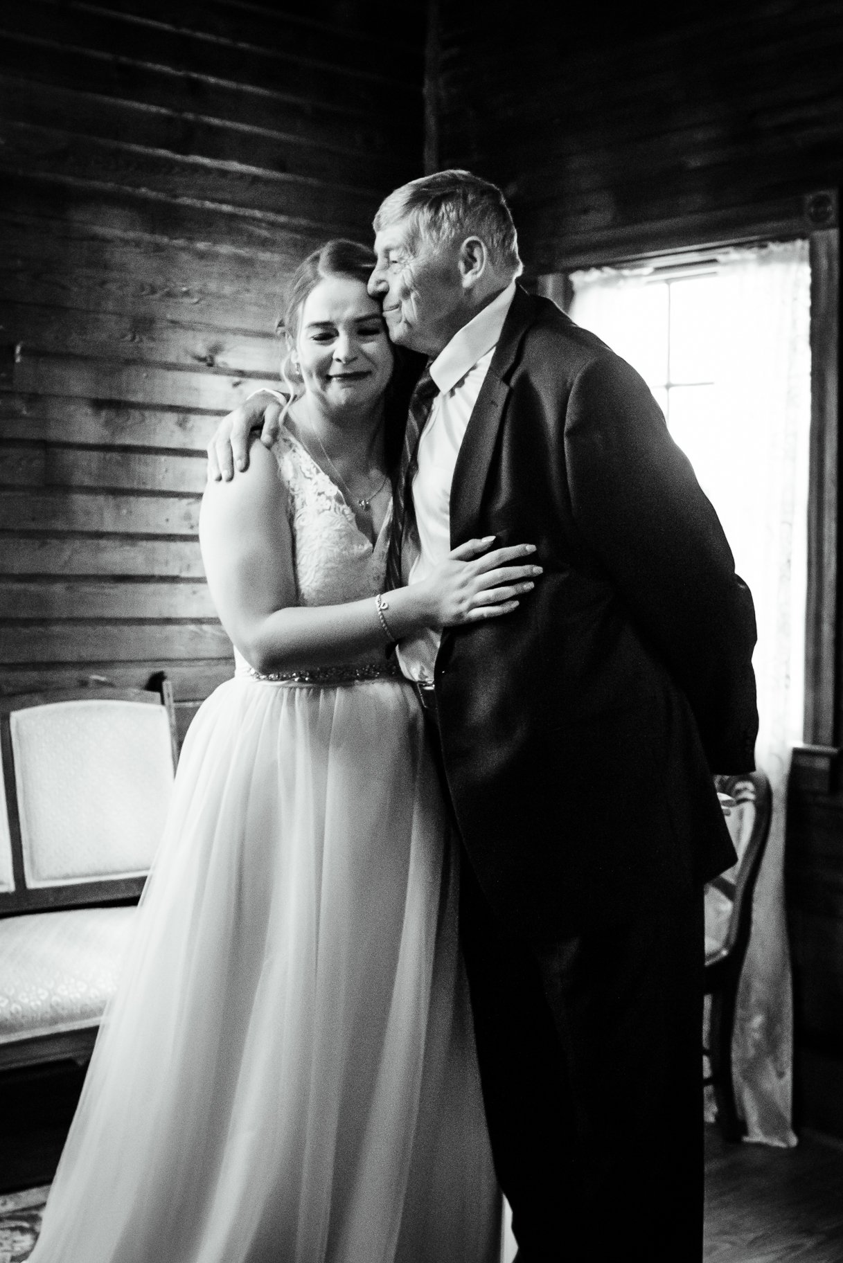 GlasgowFarm_RainWedding_Spring_FredericksburgWeddingphotographer_youseephotography_LeslieNick_blogpic63.jpg