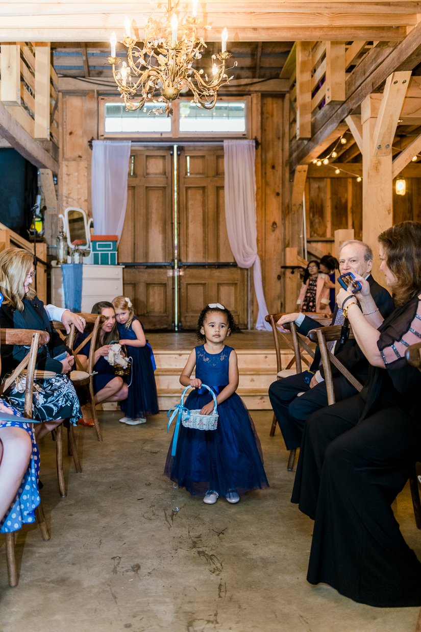 GlasgowFarm_RainWedding_Spring_FredericksburgWeddingphotographer_youseephotography_LeslieNick_blogpic105.jpg