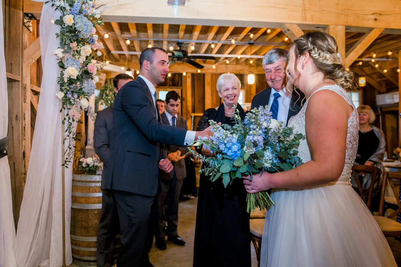 GlasgowFarm_RainWedding_Spring_FredericksburgWeddingphotographer_youseephotography_LeslieNick_blogpic113.jpg