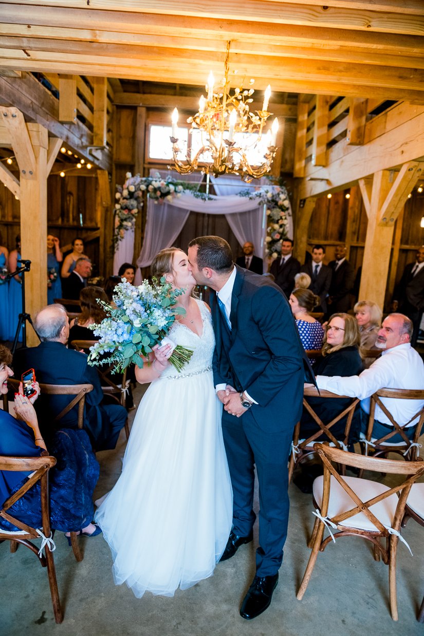 GlasgowFarm_RainWedding_Spring_FredericksburgWeddingphotographer_youseephotography_LeslieNick_blogpic126.jpg