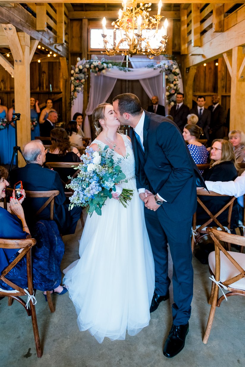 GlasgowFarm_RainWedding_Spring_FredericksburgWeddingphotographer_youseephotography_LeslieNick_blogpic127.jpg