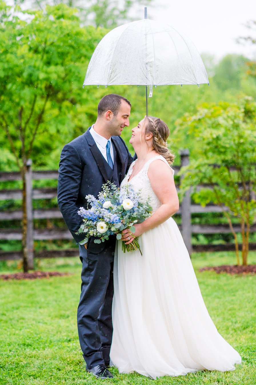 GlasgowFarm_RainWedding_Spring_FredericksburgWeddingphotographer_youseephotography_LeslieNick_blogpic139.jpg