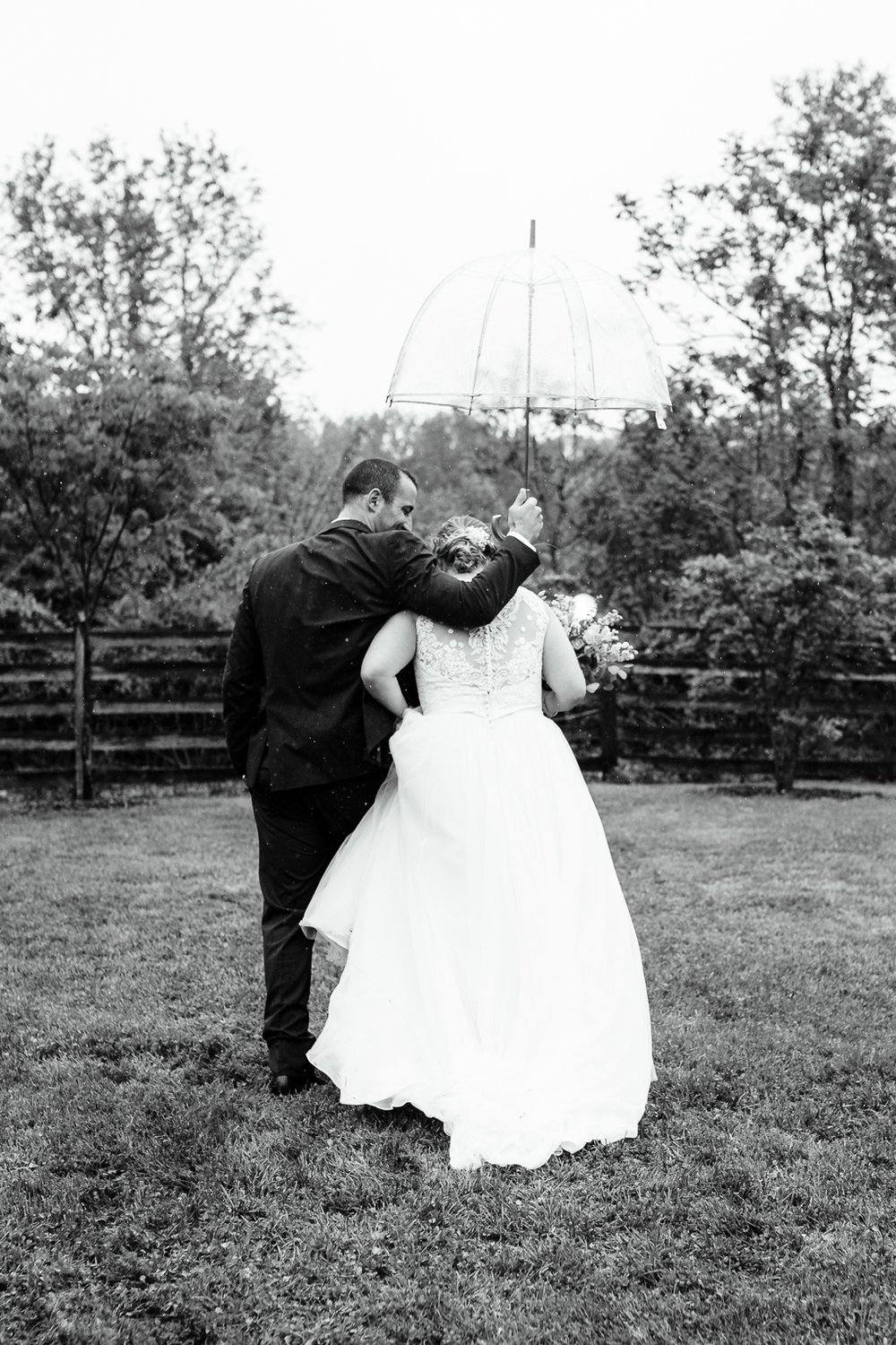 GlasgowFarm_RainWedding_Spring_FredericksburgWeddingphotographer_youseephotography_LeslieNick_blogpic240.jpg