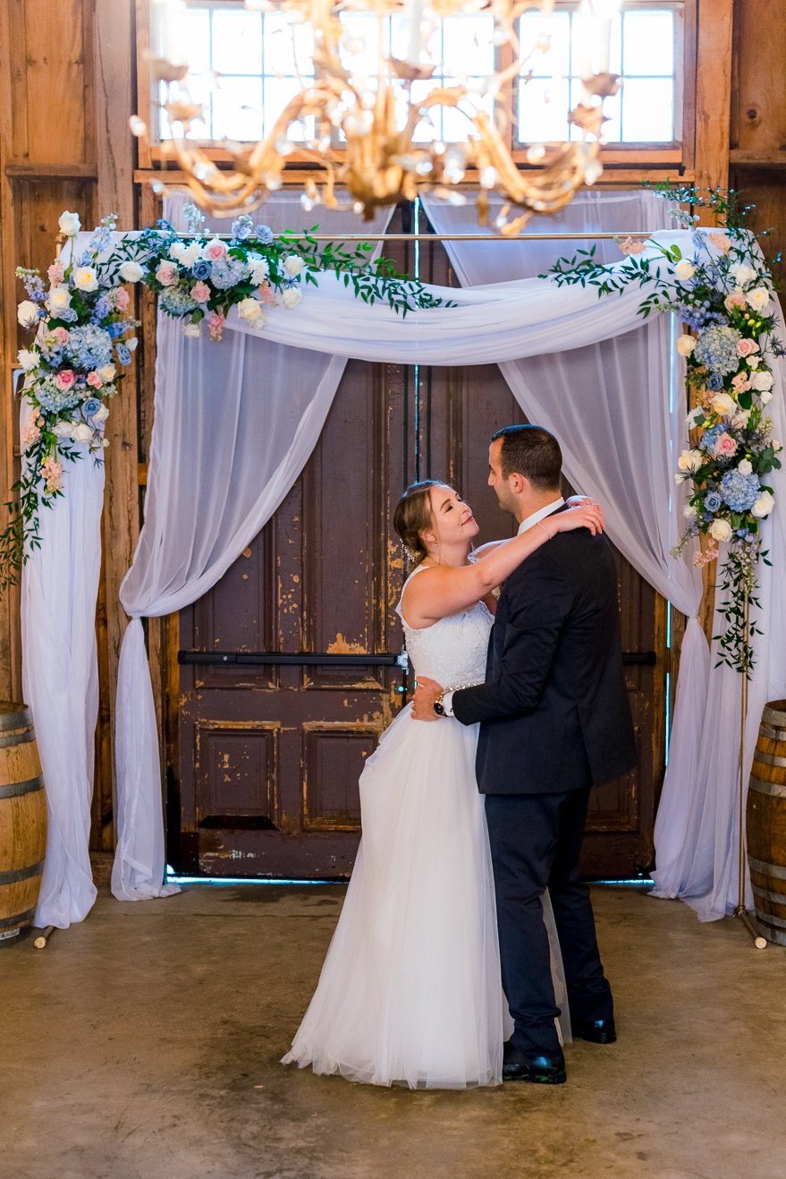 GlasgowFarm_RainWedding_Spring_FredericksburgWeddingphotographer_youseephotography_LeslieNick_blogpic278.jpg