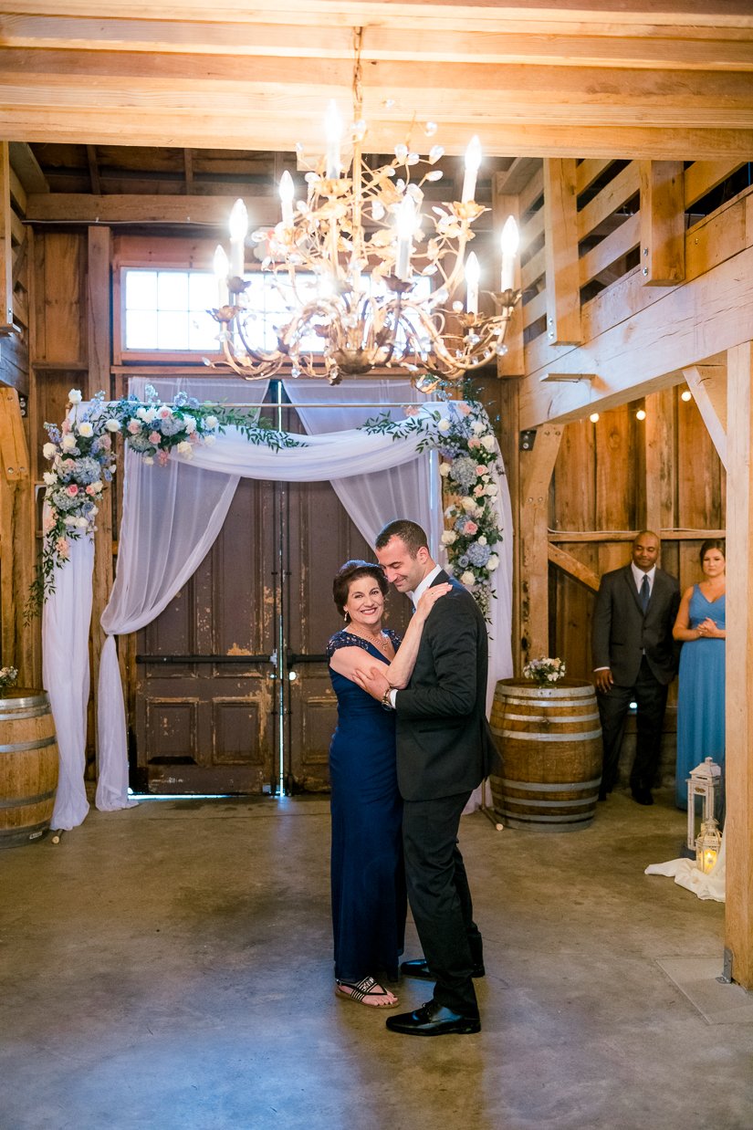 GlasgowFarm_RainWedding_Spring_FredericksburgWeddingphotographer_youseephotography_LeslieNick_blogpic289.jpg