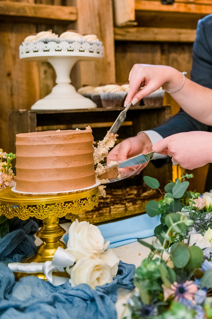 GlasgowFarm_RainWedding_Spring_FredericksburgWeddingphotographer_youseephotography_LeslieNick_blogpic299.jpg