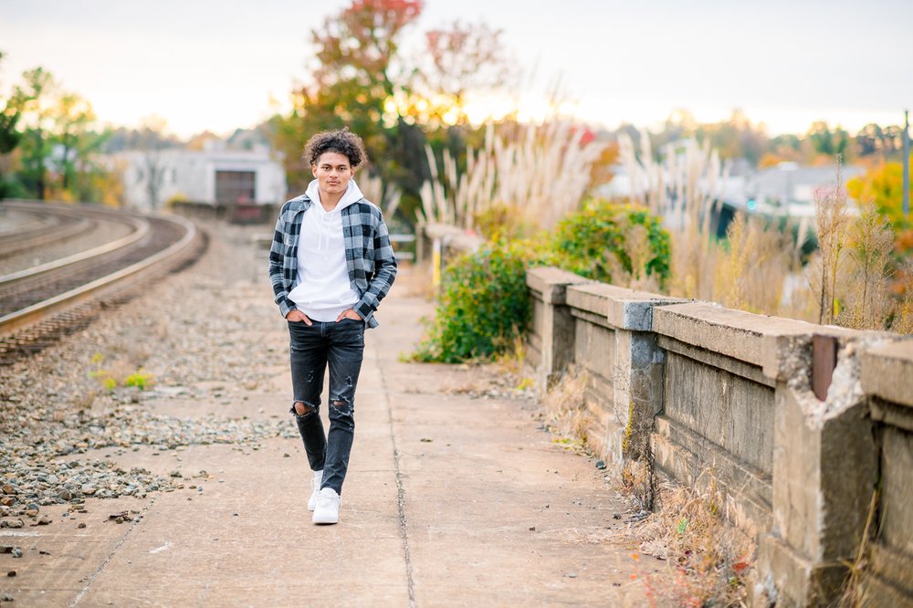 DowntownFredericksburg_SeniorSession_SeniorGuys_FallPhotos_youseephotography_Jayden_picblog39.jpg