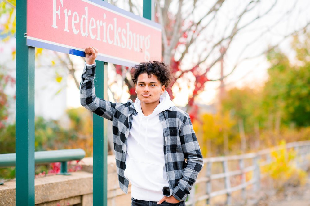 DowntownFredericksburg_SeniorSession_SeniorGuys_FallPhotos_youseephotography_Jayden_picblog52.jpg