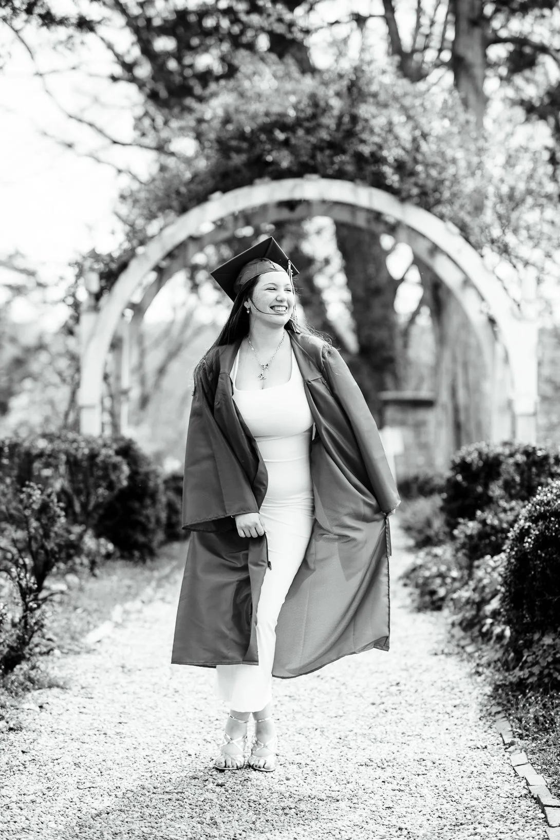 Gari Melchers_Fredericksburg_SeniorSession_SpringPhotos_CapGown_youseephotography_IsabelCamila_blogpic3a.jpg