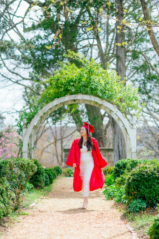Gari Melchers_Fredericksburg_SeniorSession_SpringPhotos_CapGown_youseephotography_IsabelCamila_blogpic5.jpg