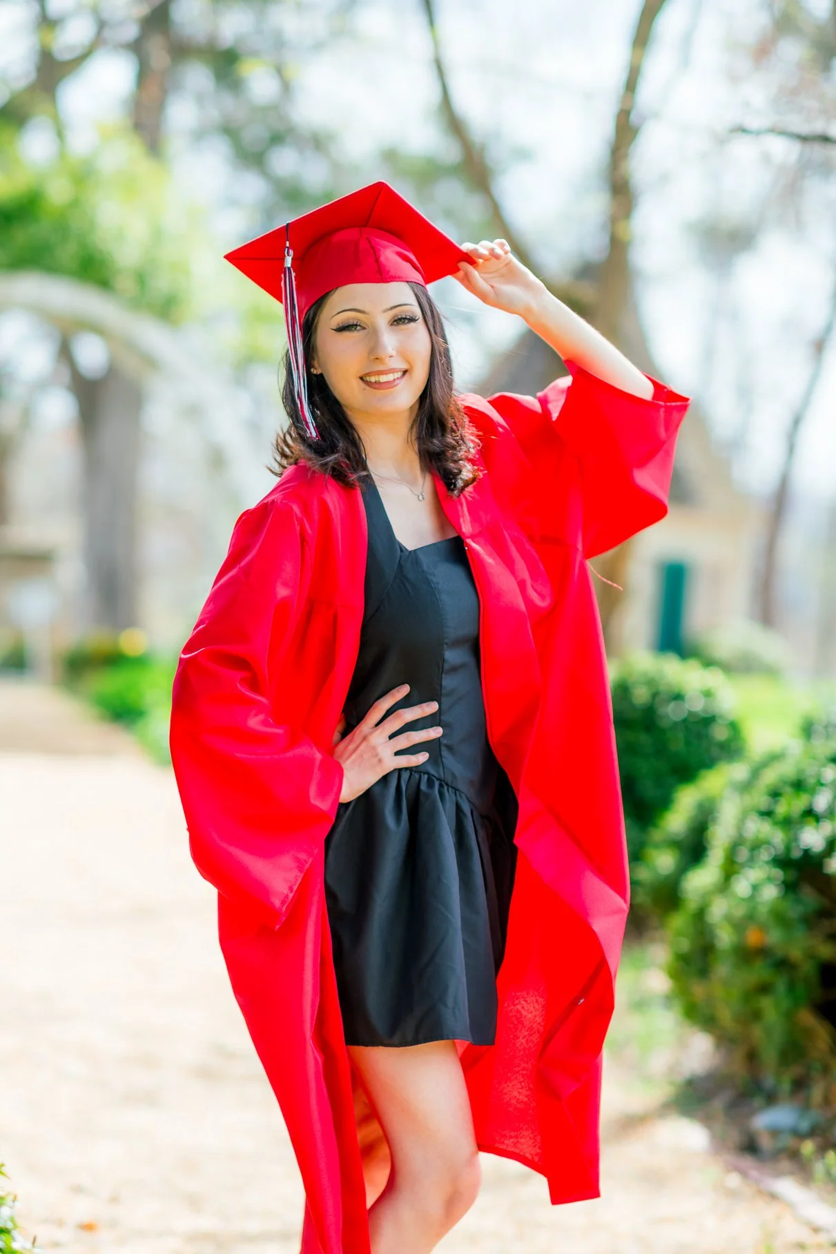 Gari Melchers_Fredericksburg_SeniorSession_SpringPhotos_CapGown_youseephotography_IsabelCamila_blogpic6.jpg