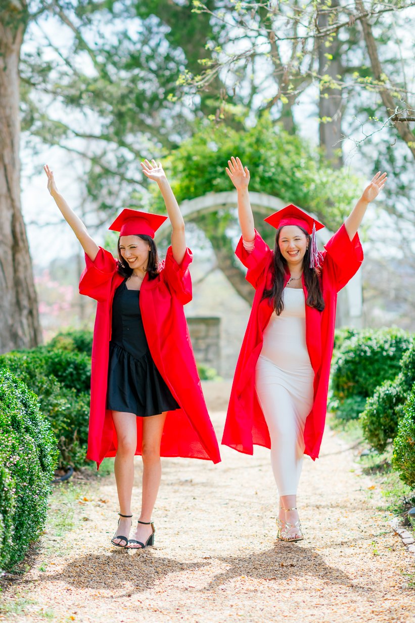 Gari Melchers_Fredericksburg_SeniorSession_SpringPhotos_CapGown_youseephotography_IsabelCamila_blogpic7.jpg