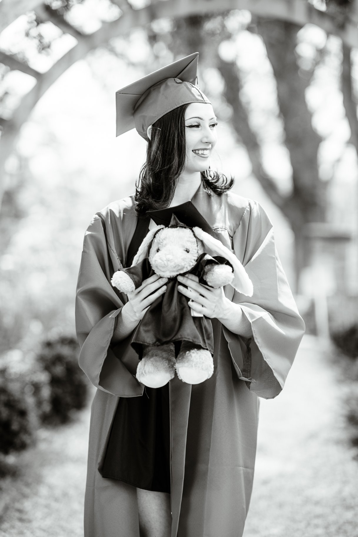 Gari Melchers_Fredericksburg_SeniorSession_SpringPhotos_CapGown_youseephotography_IsabelCamila_blogpic7a.jpg