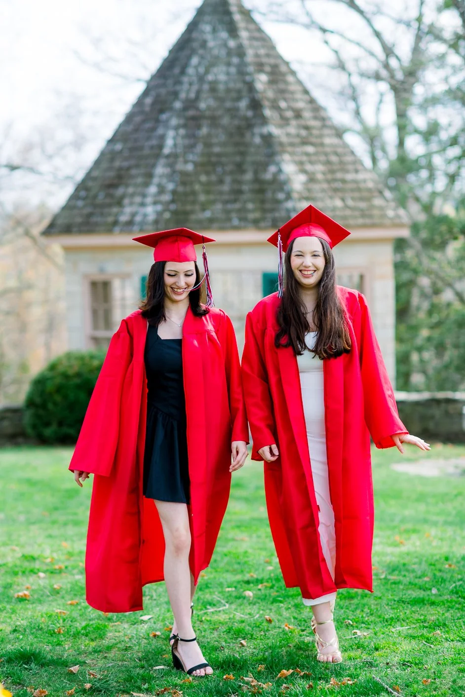 Gari Melchers_Fredericksburg_SeniorSession_SpringPhotos_CapGown_youseephotography_IsabelCamila_blogpic8.jpg