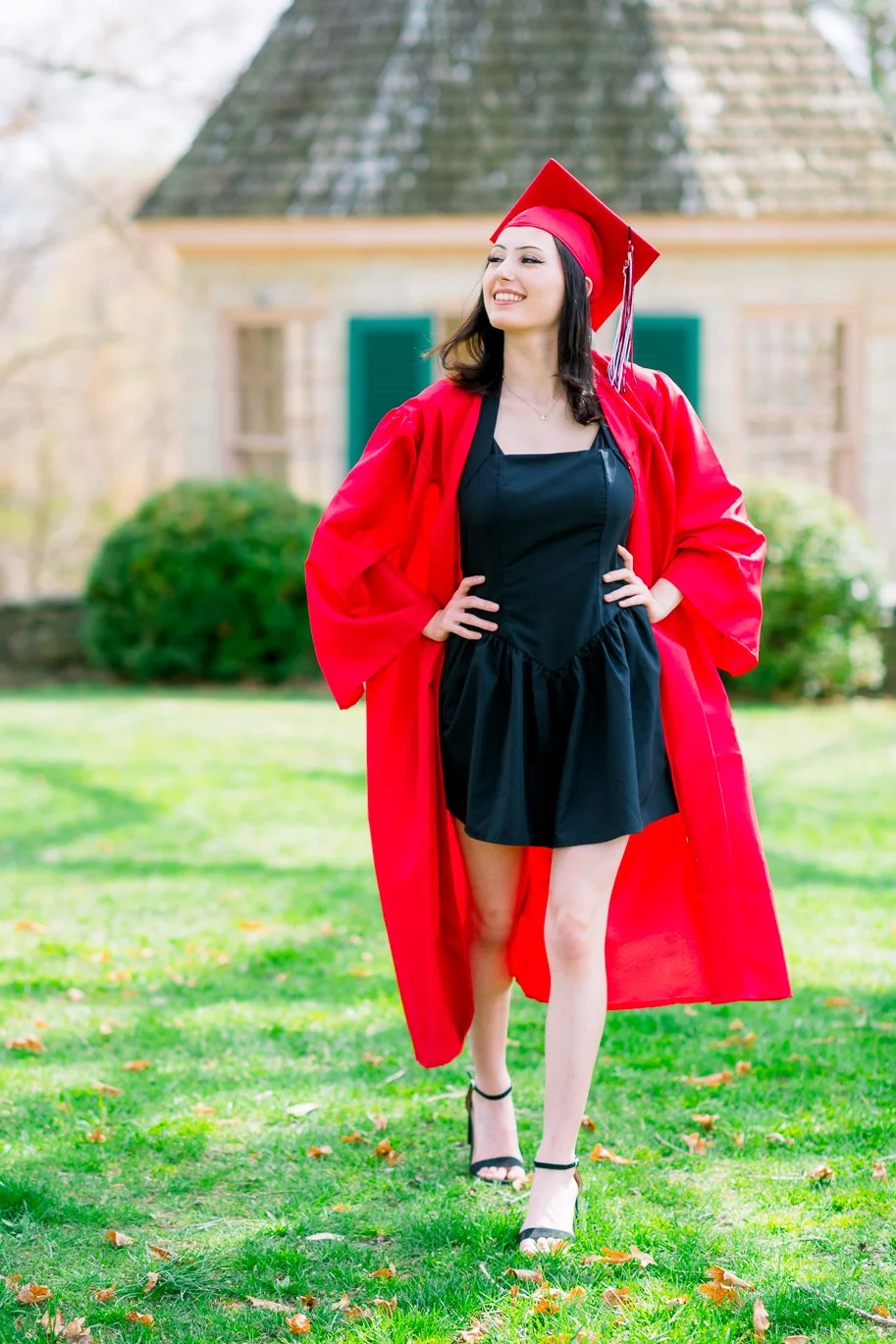 Gari Melchers_Fredericksburg_SeniorSession_SpringPhotos_CapGown_youseephotography_IsabelCamila_blogpic9.jpg