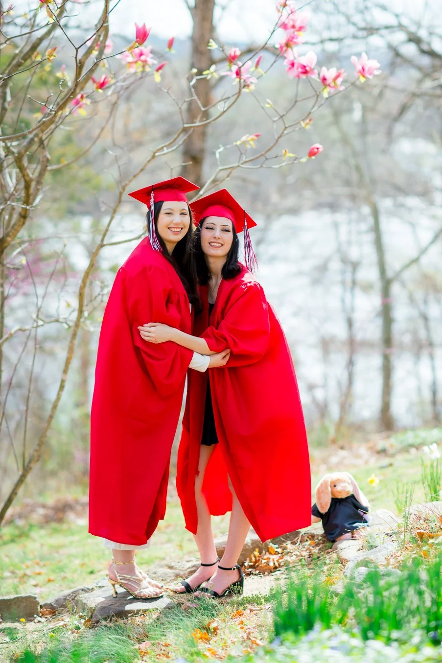 Gari Melchers_Fredericksburg_SeniorSession_SpringPhotos_CapGown_youseephotography_IsabelCamila_blogpic13.jpg