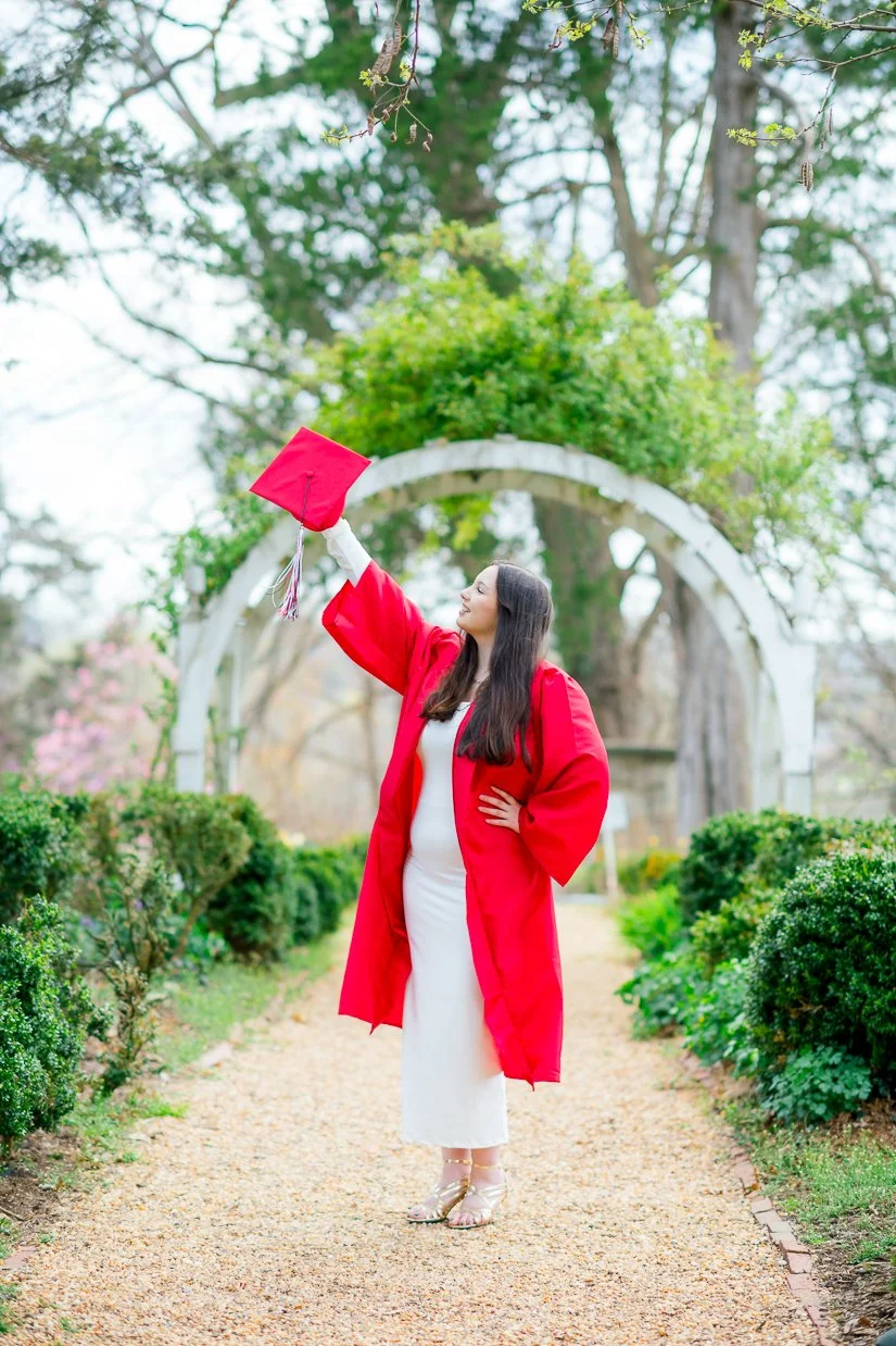 Gari Melchers_Fredericksburg_SeniorSession_SpringPhotos_CapGown_youseephotography_IsabelCamila_blogpic14.jpg