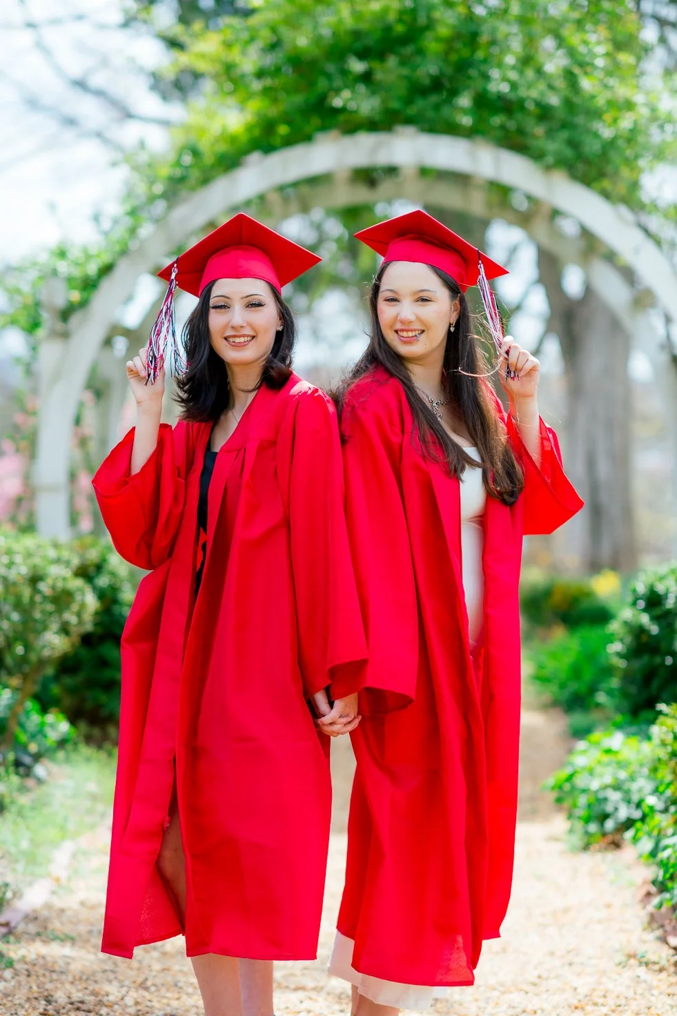 Gari Melchers_Fredericksburg_SeniorSession_SpringPhotos_CapGown_youseephotography_IsabelCamila_blogpic15.jpg