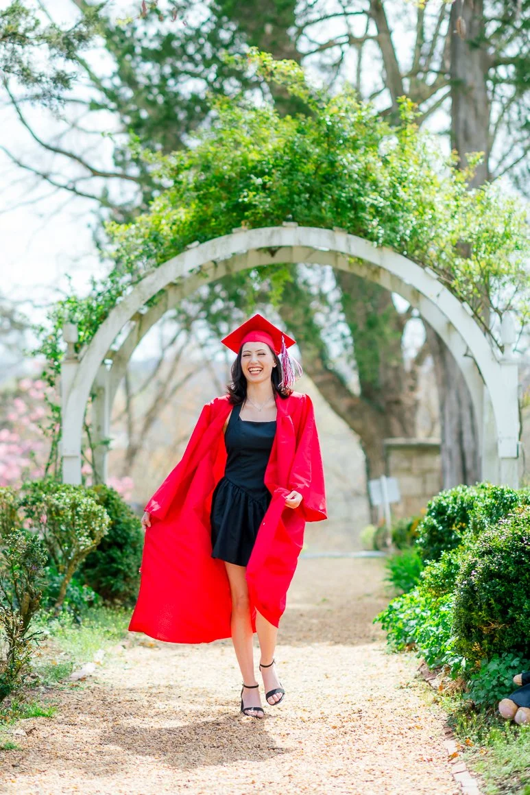 Gari Melchers_Fredericksburg_SeniorSession_SpringPhotos_CapGown_youseephotography_IsabelCamila_blogpic16.jpg
