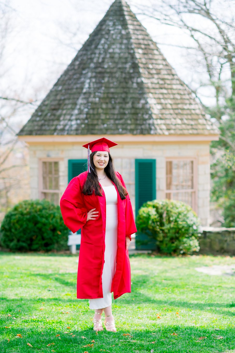 Gari Melchers_Fredericksburg_SeniorSession_SpringPhotos_CapGown_youseephotography_IsabelCamila_blogpic20.jpg