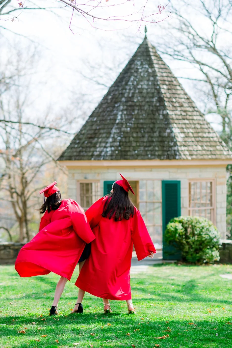 Gari Melchers_Fredericksburg_SeniorSession_SpringPhotos_CapGown_youseephotography_IsabelCamila_blogpic24.jpg
