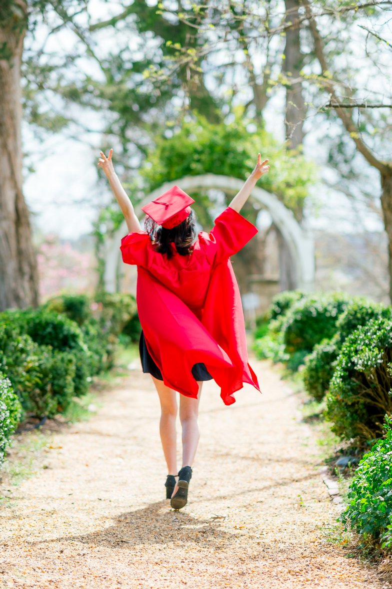 Gari Melchers_Fredericksburg_SeniorSession_SpringPhotos_CapGown_youseephotography_IsabelCamila_blogpic26.jpg