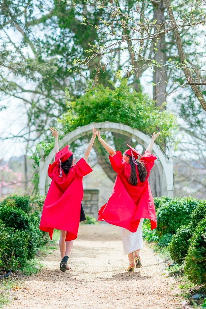 Gari Melchers_Fredericksburg_SeniorSession_SpringPhotos_CapGown_youseephotography_IsabelCamila_blogpic29.jpg