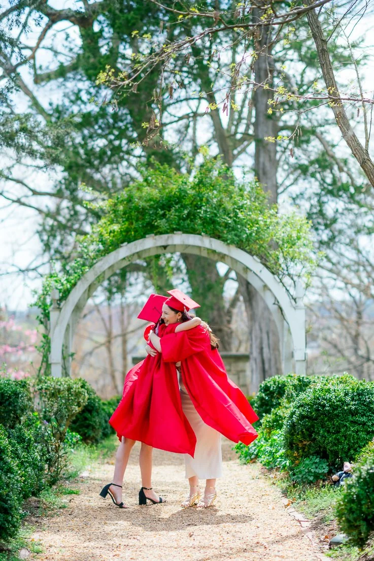 Gari Melchers_Fredericksburg_SeniorSession_SpringPhotos_CapGown_youseephotography_IsabelCamila_blogpic30.jpg