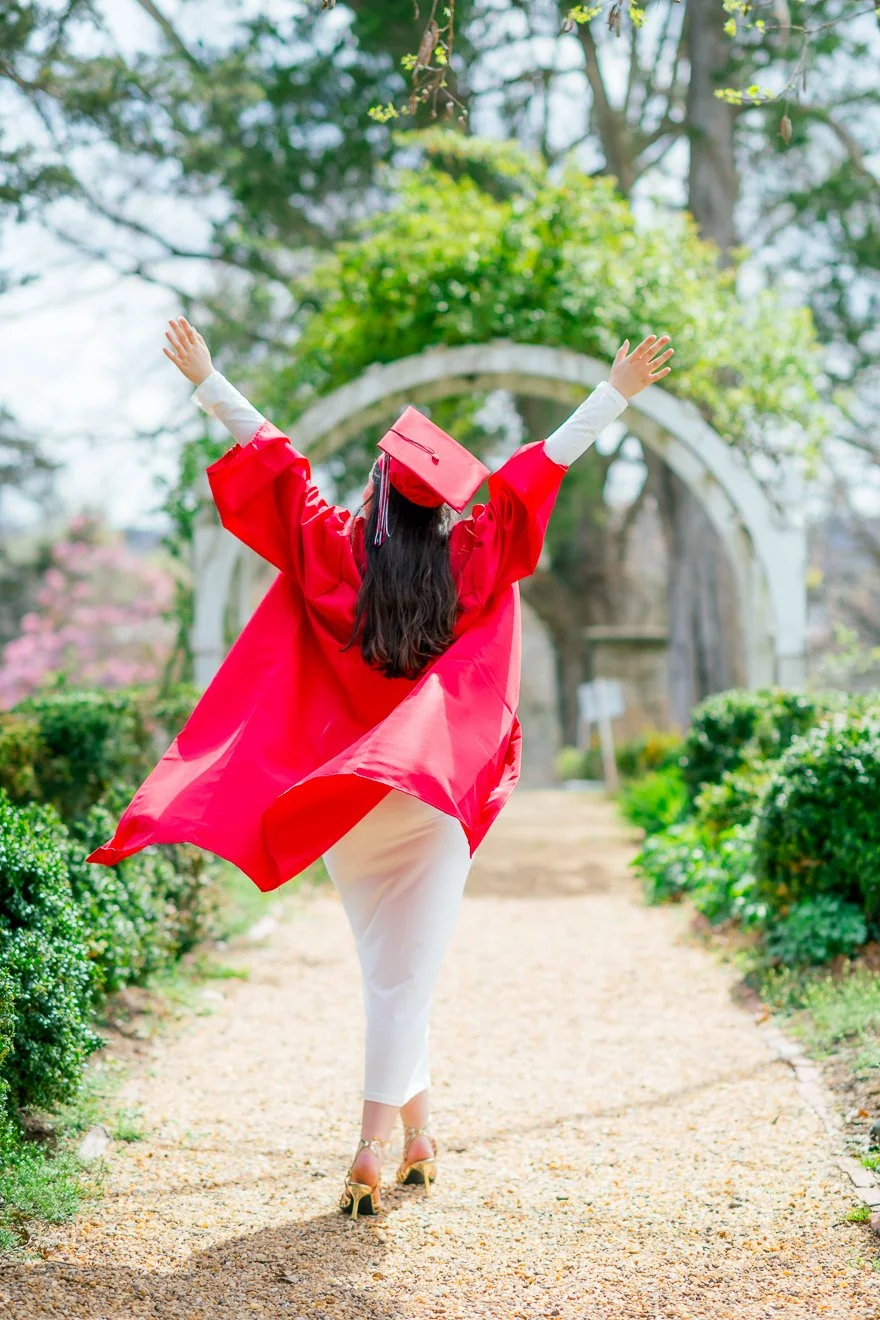 Gari Melchers_Fredericksburg_SeniorSession_SpringPhotos_CapGown_youseephotography_IsabelCamila_blogpic38.jpg