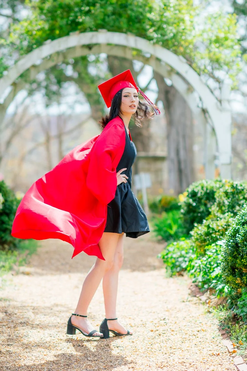 Gari Melchers_Fredericksburg_SeniorSession_SpringPhotos_CapGown_youseephotography_IsabelCamila_blogpic41.jpg