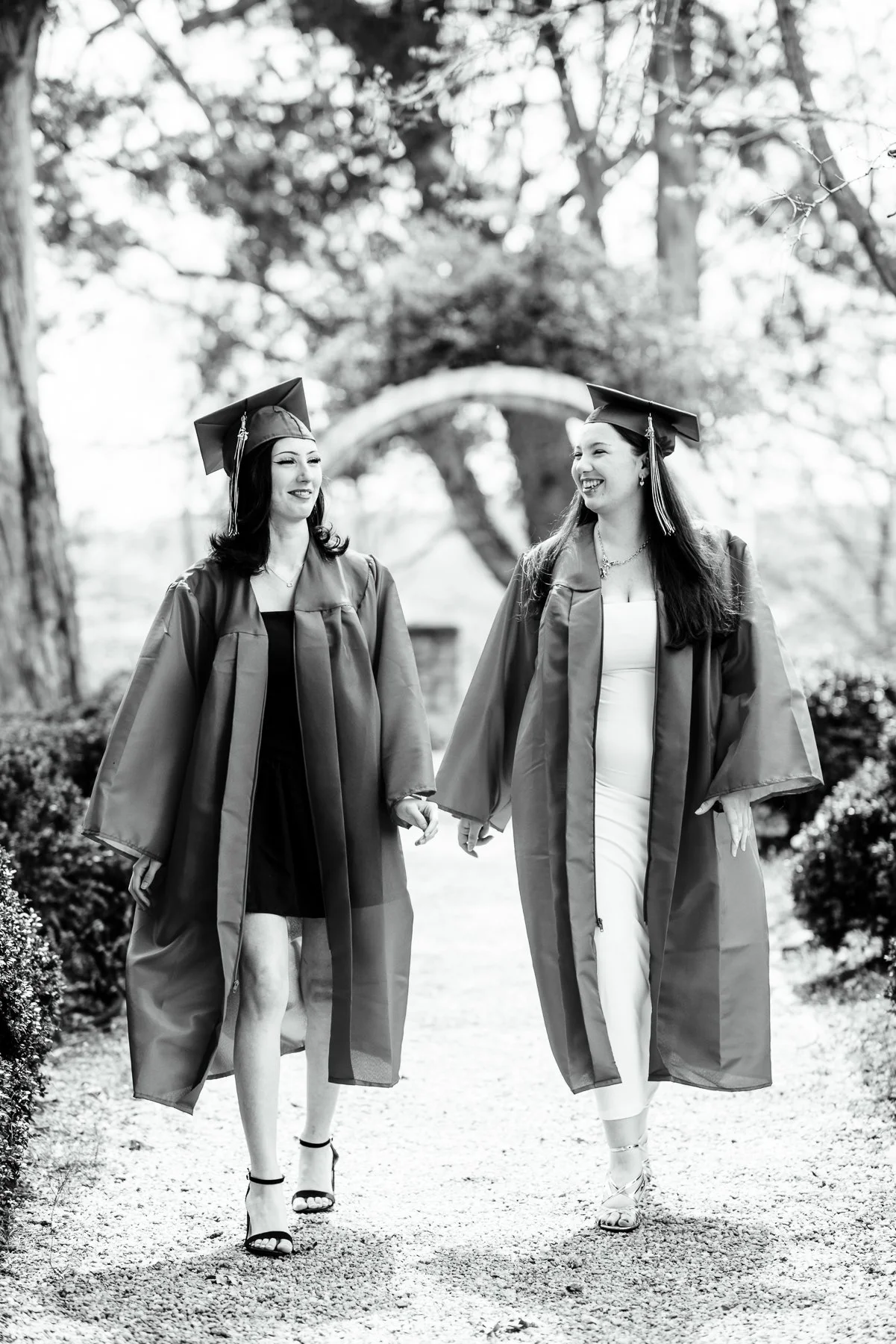 Gari Melchers_Fredericksburg_SeniorSession_SpringPhotos_CapGown_youseephotography_IsabelCamila_blogpic41a.jpg