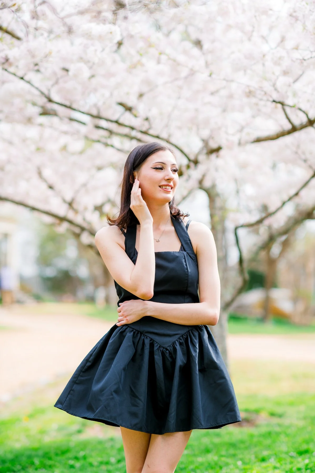 Gari Melchers_Fredericksburg_SeniorSession_SpringPhotos_CapGown_youseephotography_IsabelCamila_blogpic44.jpg