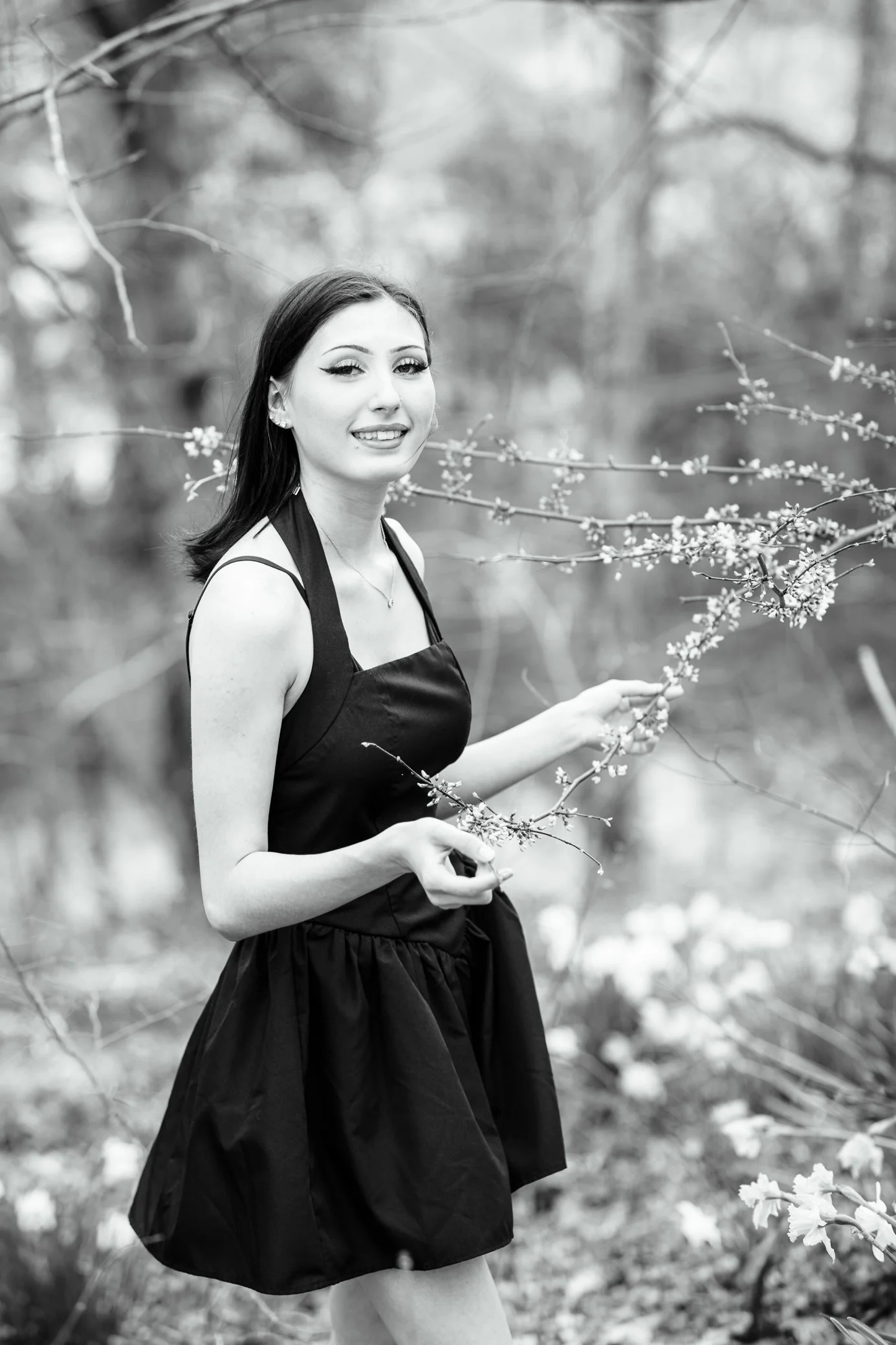 Gari Melchers_Fredericksburg_SeniorSession_SpringPhotos_CapGown_youseephotography_IsabelCamila_blogpic48a.jpg