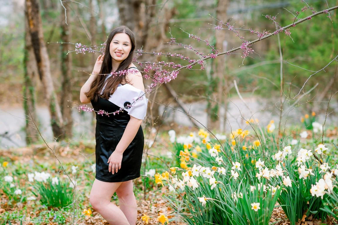 Gari Melchers_Fredericksburg_SeniorSession_SpringPhotos_CapGown_youseephotography_IsabelCamila_blogpic55.jpg