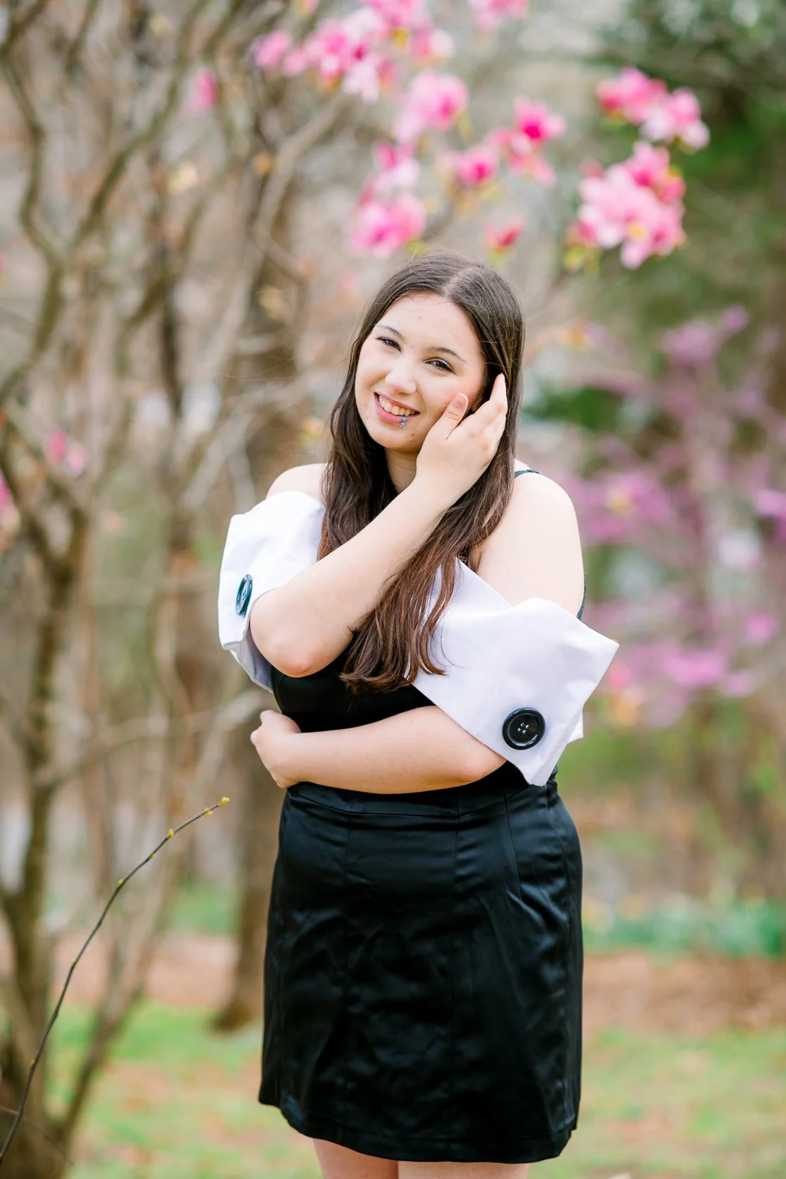 Gari Melchers_Fredericksburg_SeniorSession_SpringPhotos_CapGown_youseephotography_IsabelCamila_blogpic57a.jpg