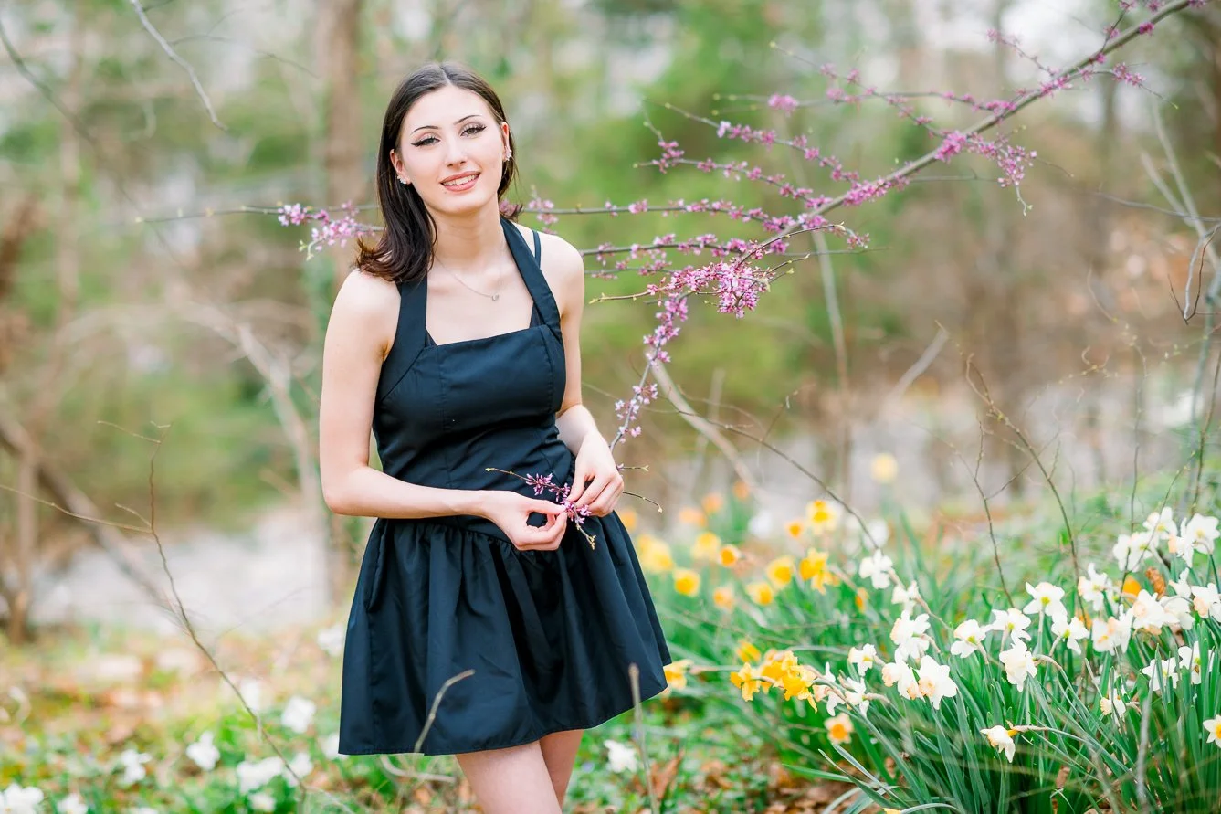 Gari Melchers_Fredericksburg_SeniorSession_SpringPhotos_CapGown_youseephotography_IsabelCamila_blogpic64.jpg