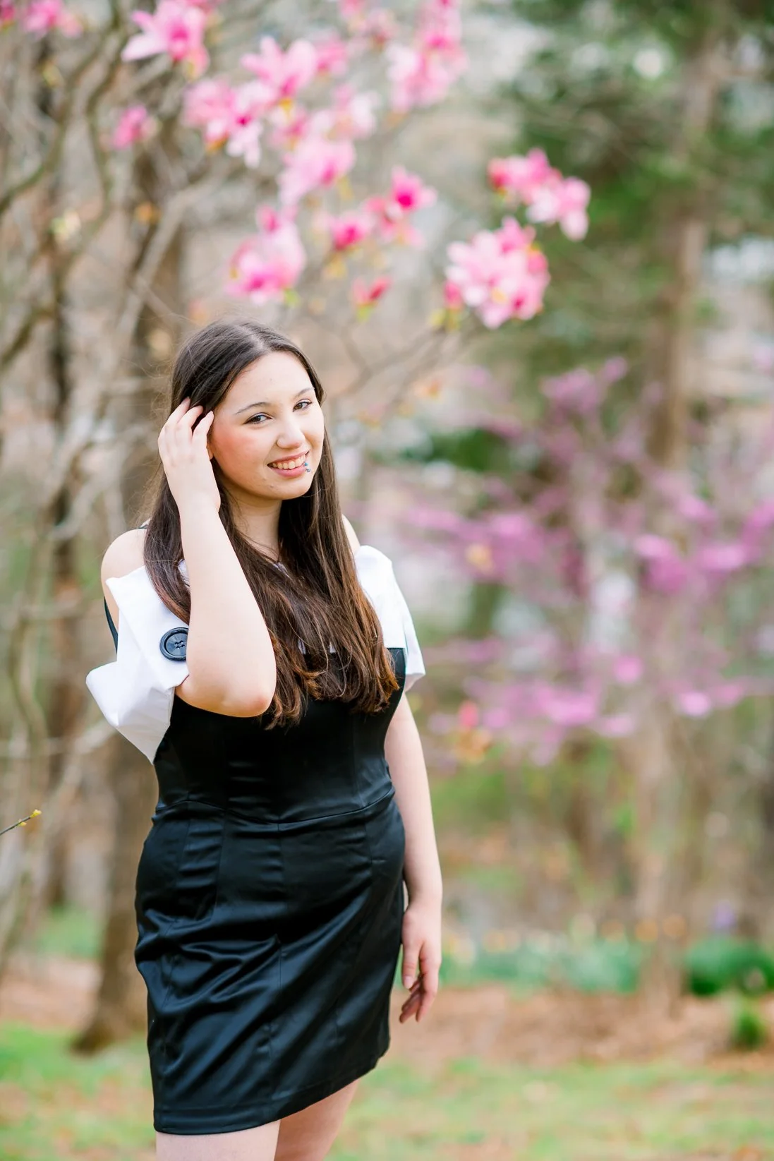 Gari Melchers_Fredericksburg_SeniorSession_SpringPhotos_CapGown_youseephotography_IsabelCamila_blogpic68.jpg