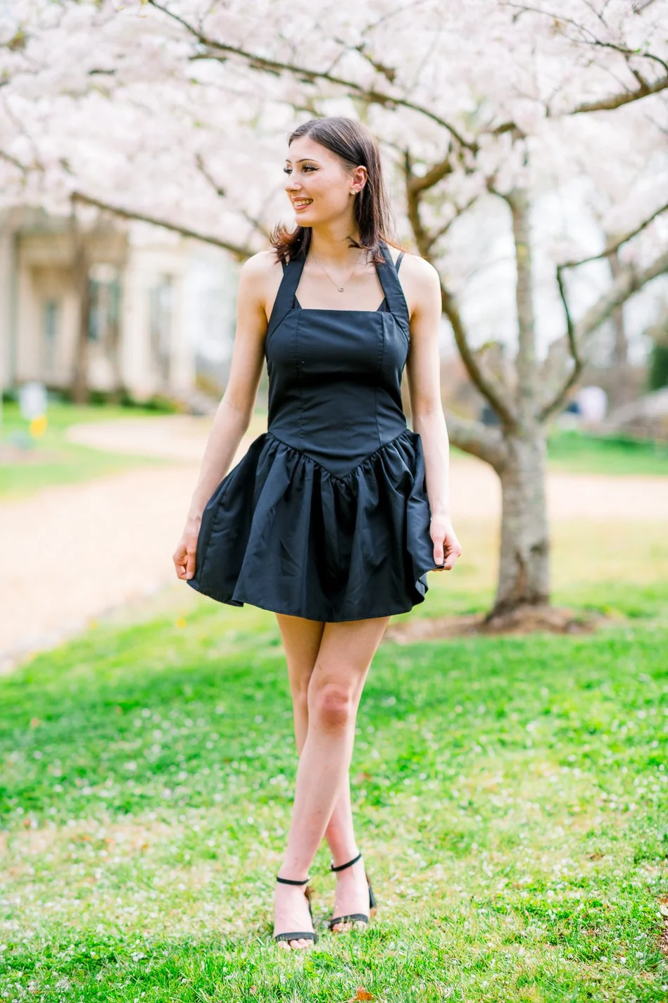 Gari Melchers_Fredericksburg_SeniorSession_SpringPhotos_CapGown_youseephotography_IsabelCamila_blogpic69.jpg
