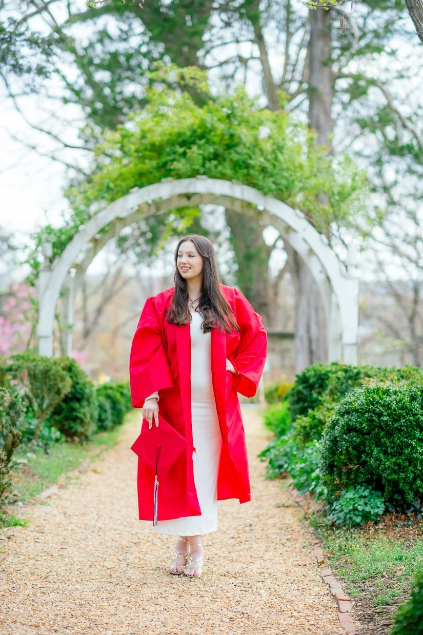 Gari Melchers_Fredericksburg_SeniorSession_SpringPhotos_CapGown_youseephotography_IsabelCamila_blogpic73.jpg