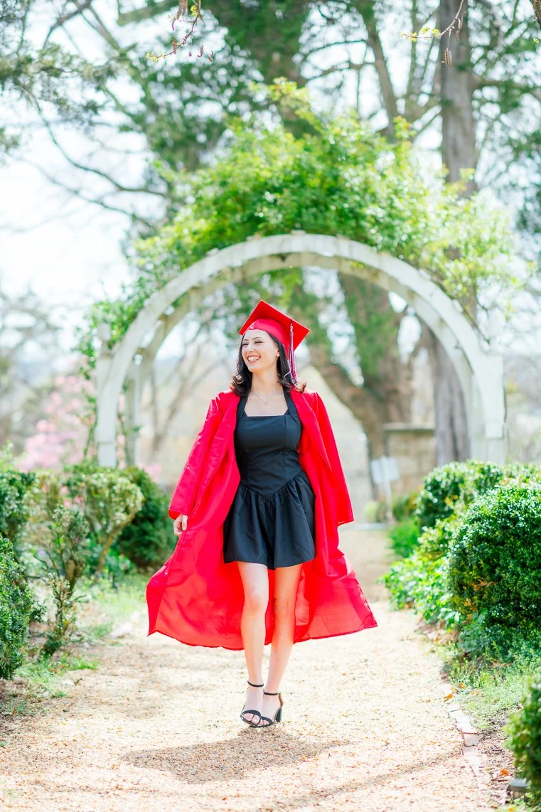 Gari Melchers_Fredericksburg_SeniorSession_SpringPhotos_CapGown_youseephotography_IsabelCamila_blogpic74.jpg