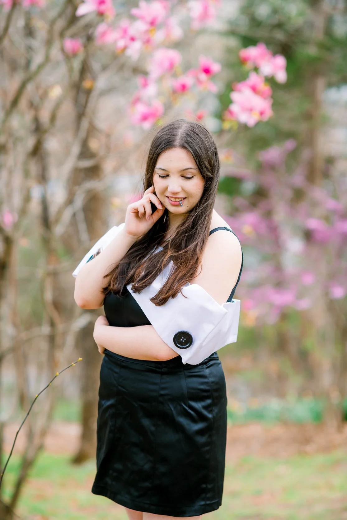 Gari Melchers_Fredericksburg_SeniorSession_SpringPhotos_CapGown_youseephotography_IsabelCamila_blogpic76.jpg