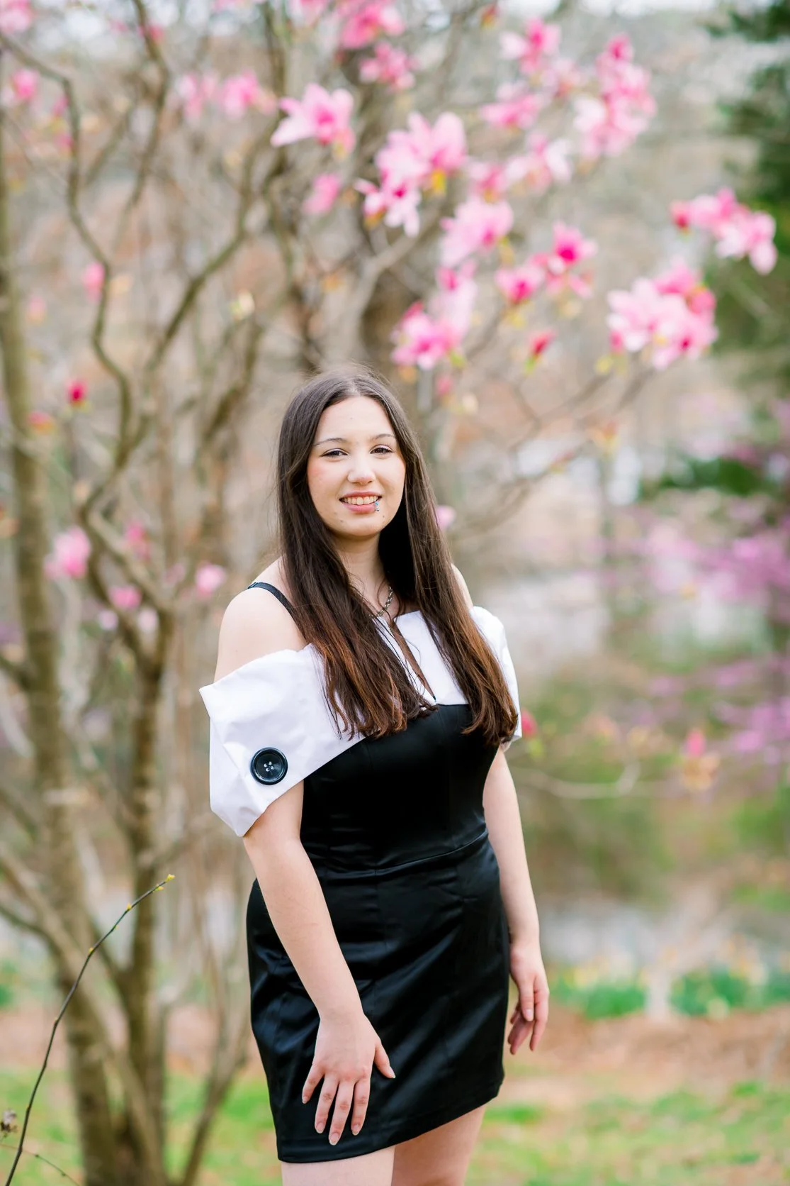 Gari Melchers_Fredericksburg_SeniorSession_SpringPhotos_CapGown_youseephotography_IsabelCamila_blogpic78.jpg